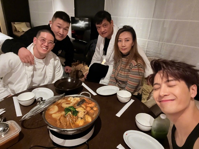 春晚|明星晒年夜饭照片:肖战和张艺兴的家里都有鱼,王嘉尔的菜最简单