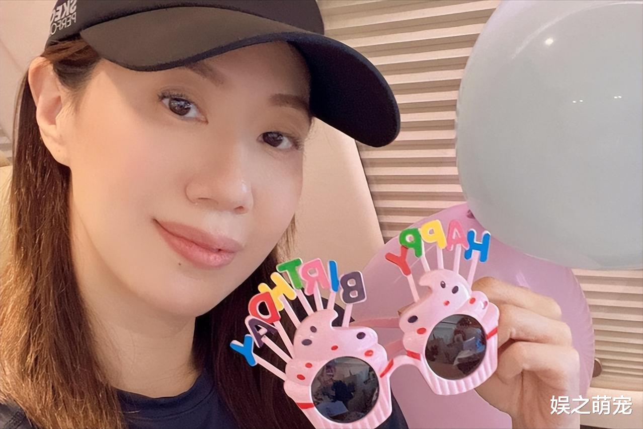 甄子丹|甄子丹为第三任妻子庆生,小18岁诗诗美如少女,两人已恩爱19年