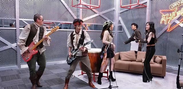 萧敬腾|《闪光的乐队》张亚东、萧敬腾魔改《天竺少女》,消除女孩口红气