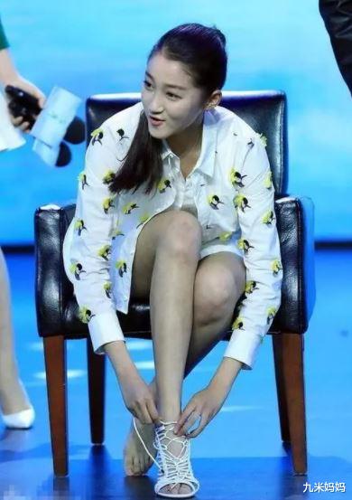 霍思燕|关晓彤穿空姐服，一双大长腿太显眼，和张小斐同款坐姿更显迷人