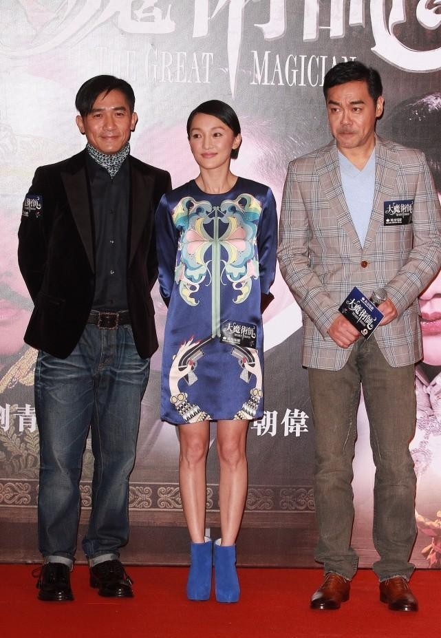 周迅|和周迅学穿缎面裙子,轻松展示出年轻感,气质格外出挑