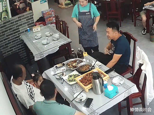 安徽一男子正用餐,老板家萌娃突然走到身边求抱抱,细节让人感动