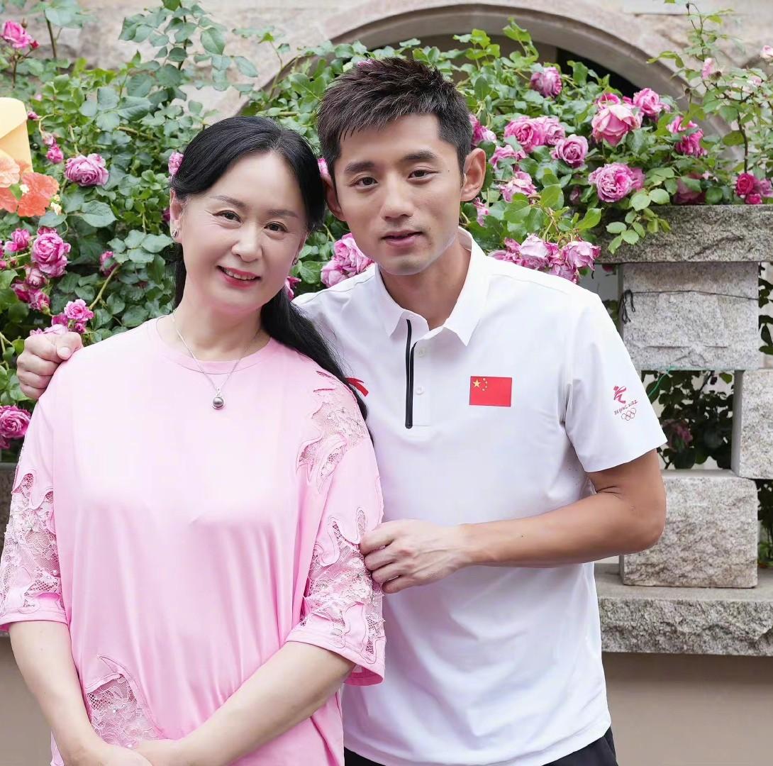 桐谷美玲|34岁张继科为亲妈庆生!母子五官好像复制黏贴,多次催婚求儿媳