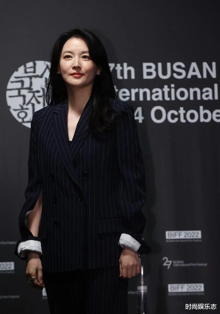 李英爱|李英爱出席活动，造型虽并没有突出的地方，但就是那么美