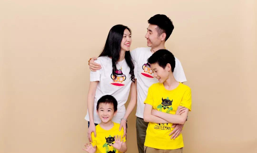 中国第一位盲人模特:曾因失明自杀,一个男人救了她,如今生了两个儿子幸福美满