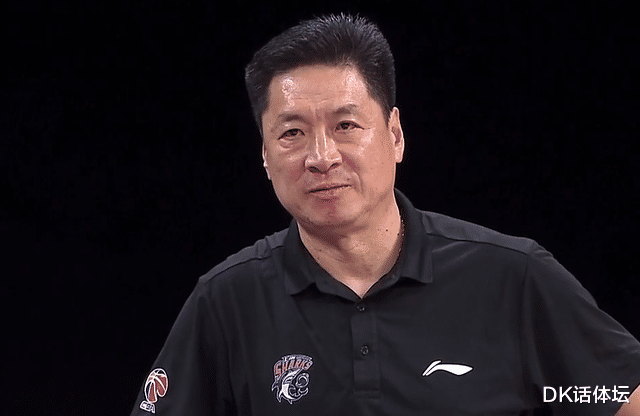 李春江|又一名球员受伤！李春江警告CBA广告牌摆放位置，却没人听劝