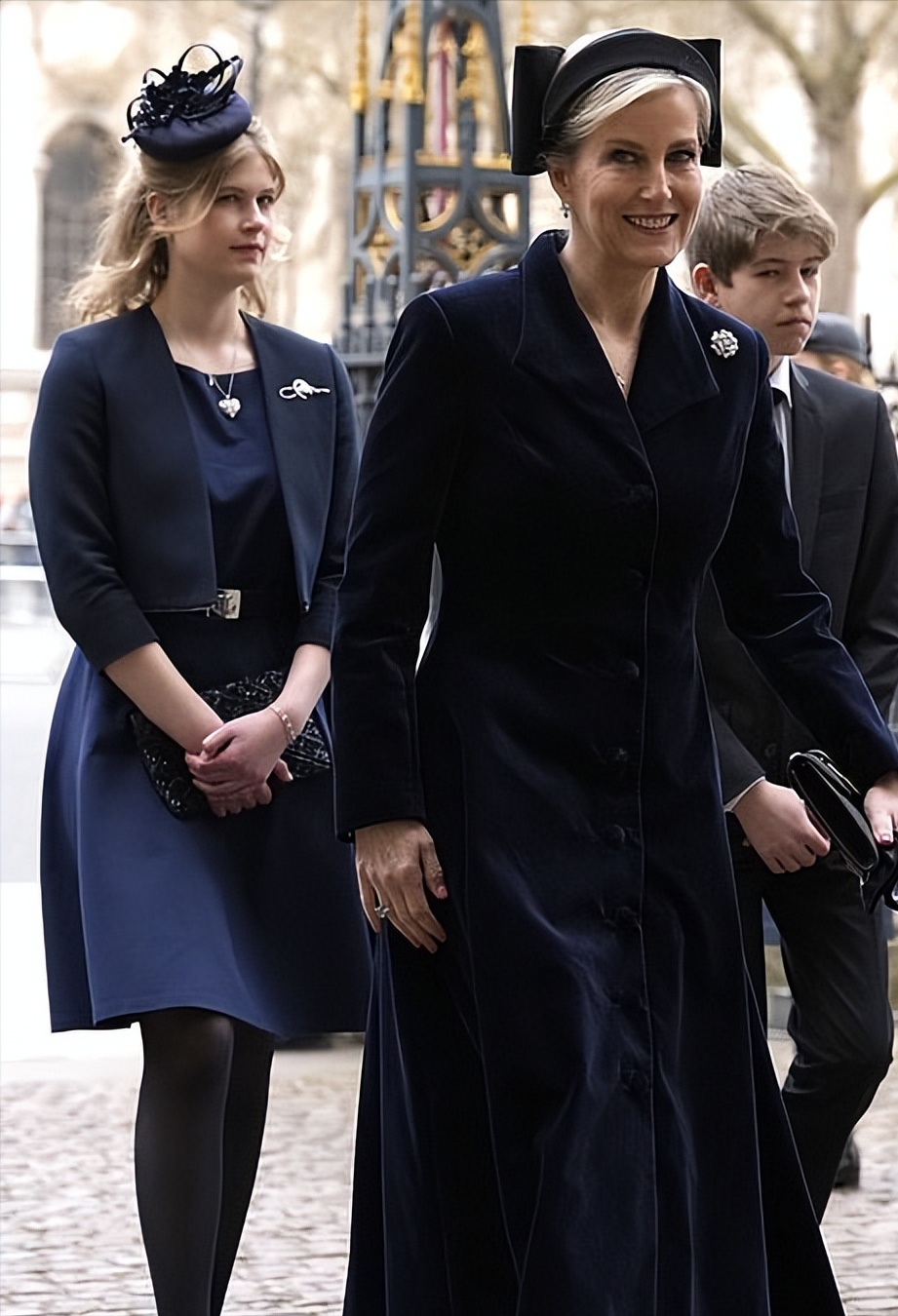 凯特王妃|苏菲王妃一家4口亮相！18岁女儿穿蓝裙亮相好美，比小夏公主惊艳