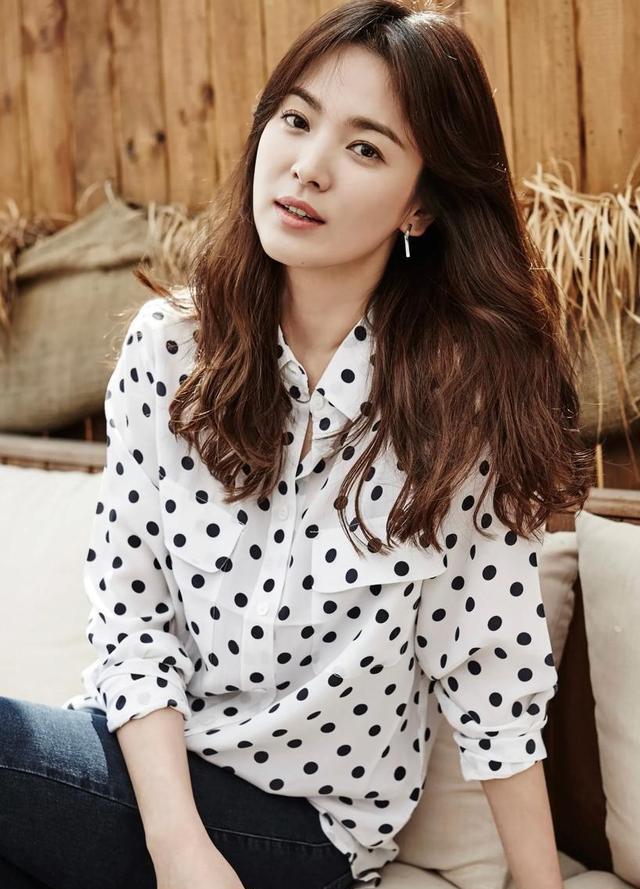 宋仲基|宋慧乔离婚后皮肤仍紧致年轻，宋仲基却显衰老，新照片有点认不出