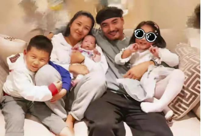 何洁|何洁自曝:要抚养4个孩子,自己两儿一女,还有丈夫与前妻的儿子
