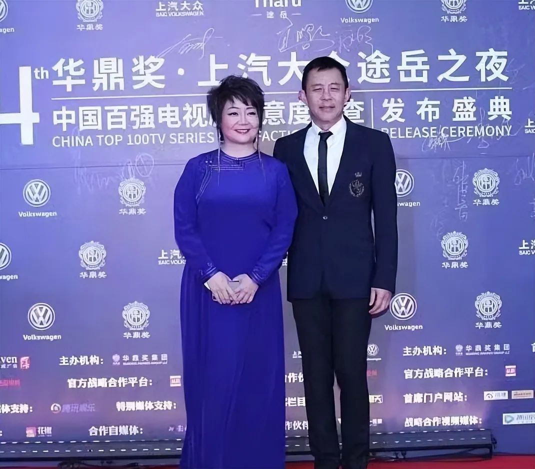 饮食健康 萨日娜好好打扮太惊艳，穿礼裙珠圆玉润很贵气，一看就是富家阔太