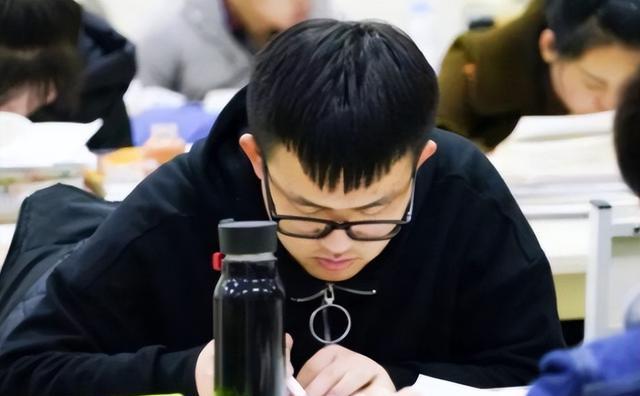 大学专业就业率排名出炉，8大专业接近饱和，生化环材不再是天坑
