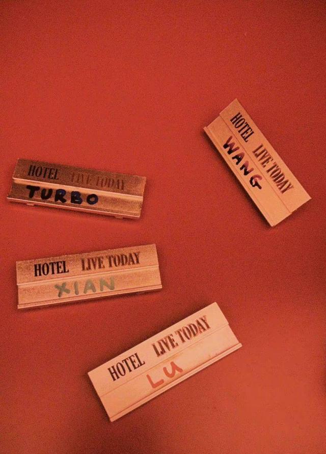 艺人力挺！欧阳娜娜艺术展被嘲土到爆！粉丝公开展会内部+收费反驳