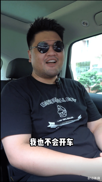 笑喷! 周鹏带俩保镖去朋友饭局, 保镖不会开车坐后座, 周队当司机大哥