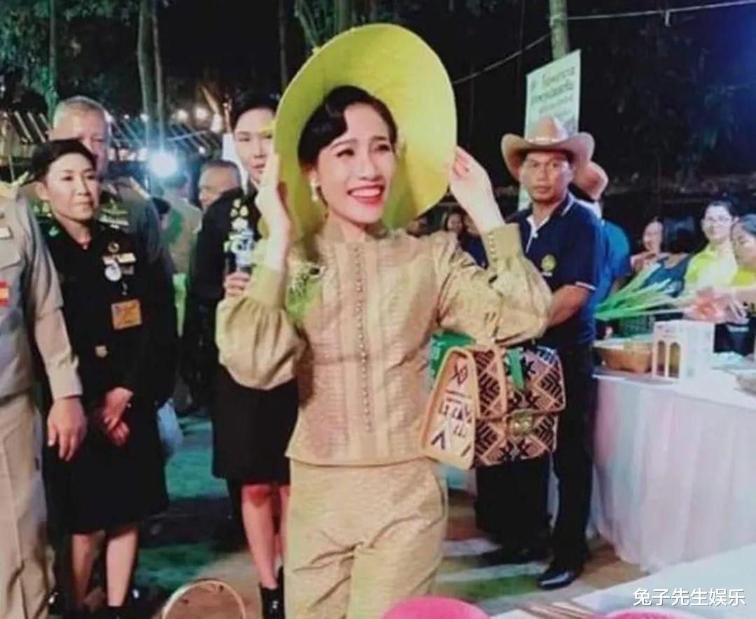 苏提达|人面桃花相映红，70岁的泰王再次被苏提达所吸引，满眼都充满着爱