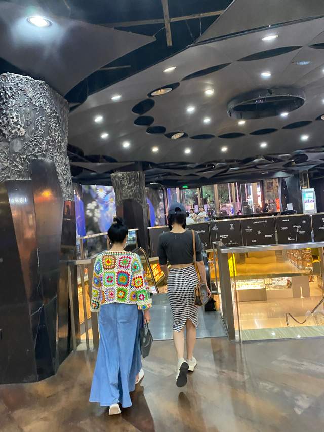 殷桃|40+的殷桃打破“魔咒”，少女背影屡次登上热搜，逛街照又来了