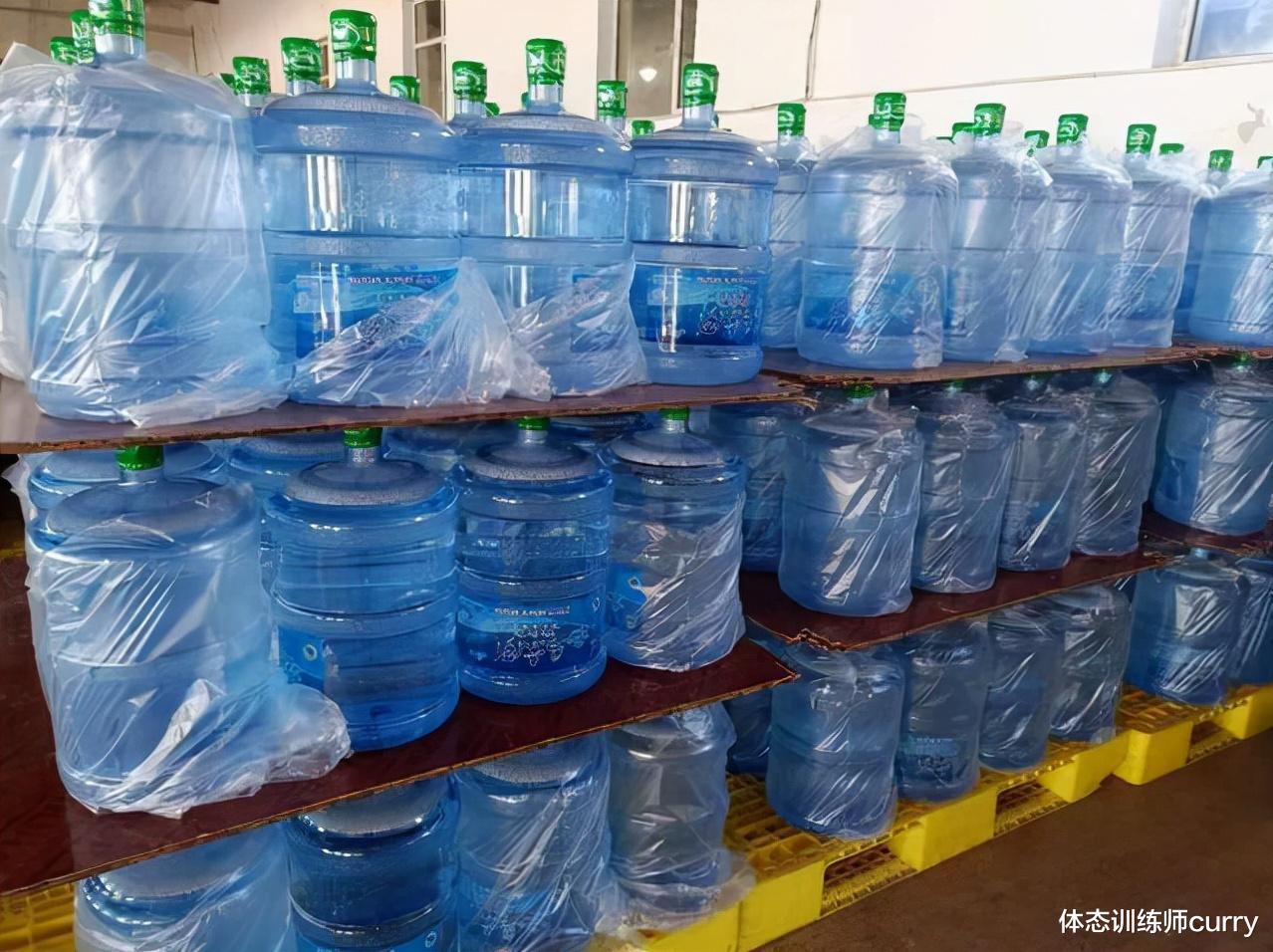 重金属|只喝烧开的自来水，不喝桶装水、矿泉水，结果如何？马上把谜底揭