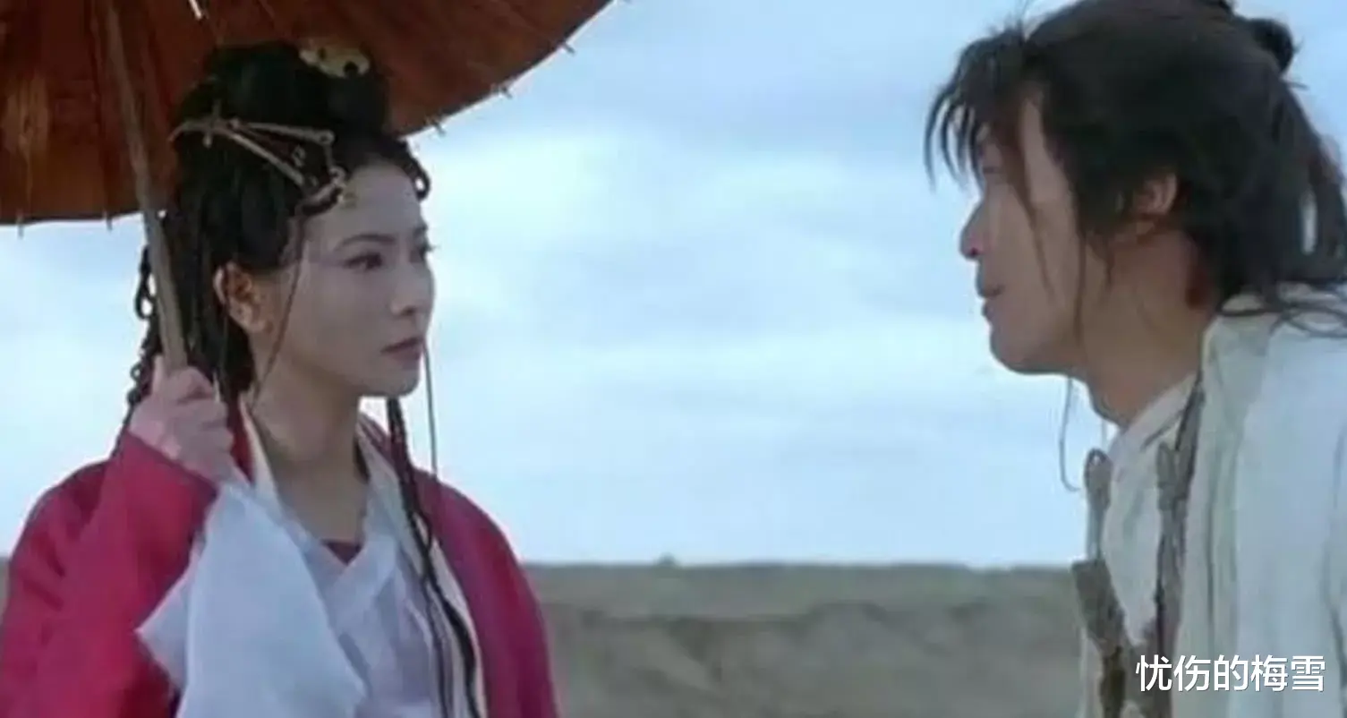 蓝洁瑛|《大话西游》拍摄现场,蓝洁瑛拿着一个盛了饭的小碗,快速地吃着