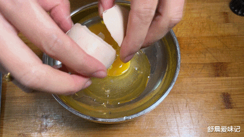 天冷了来一碗热气腾腾的海鲜菇鸡蛋汤，汤浓料足，喝了暖心又暖胃
