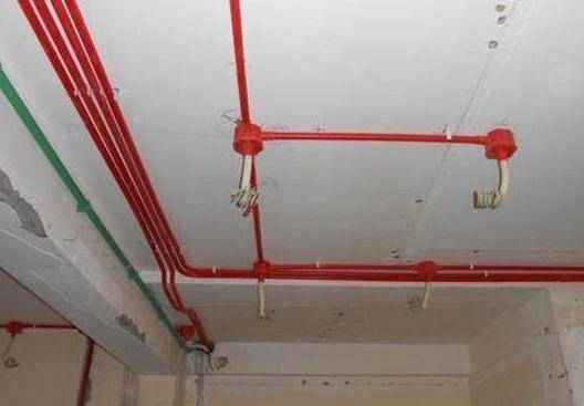装修时电线都不埋地里了,内行人都这样做,更方便维修!