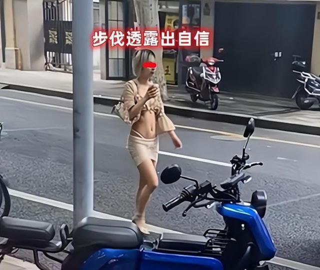 案例女子穿着清凉细绳缠腰,不在意路人拍照,对镜头面带微笑抛媚眼