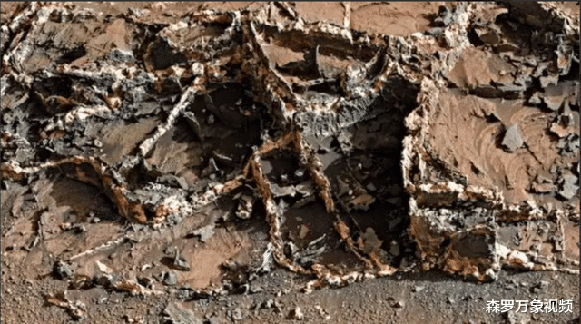 好奇号在火星盖尔火山口移动,拍到多张异物照片,究竟是什么?