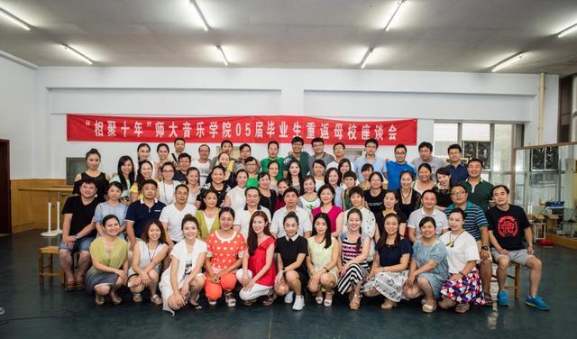 参加同学聚会，为何这类人怎么喊都不来？背后原因引人深思！