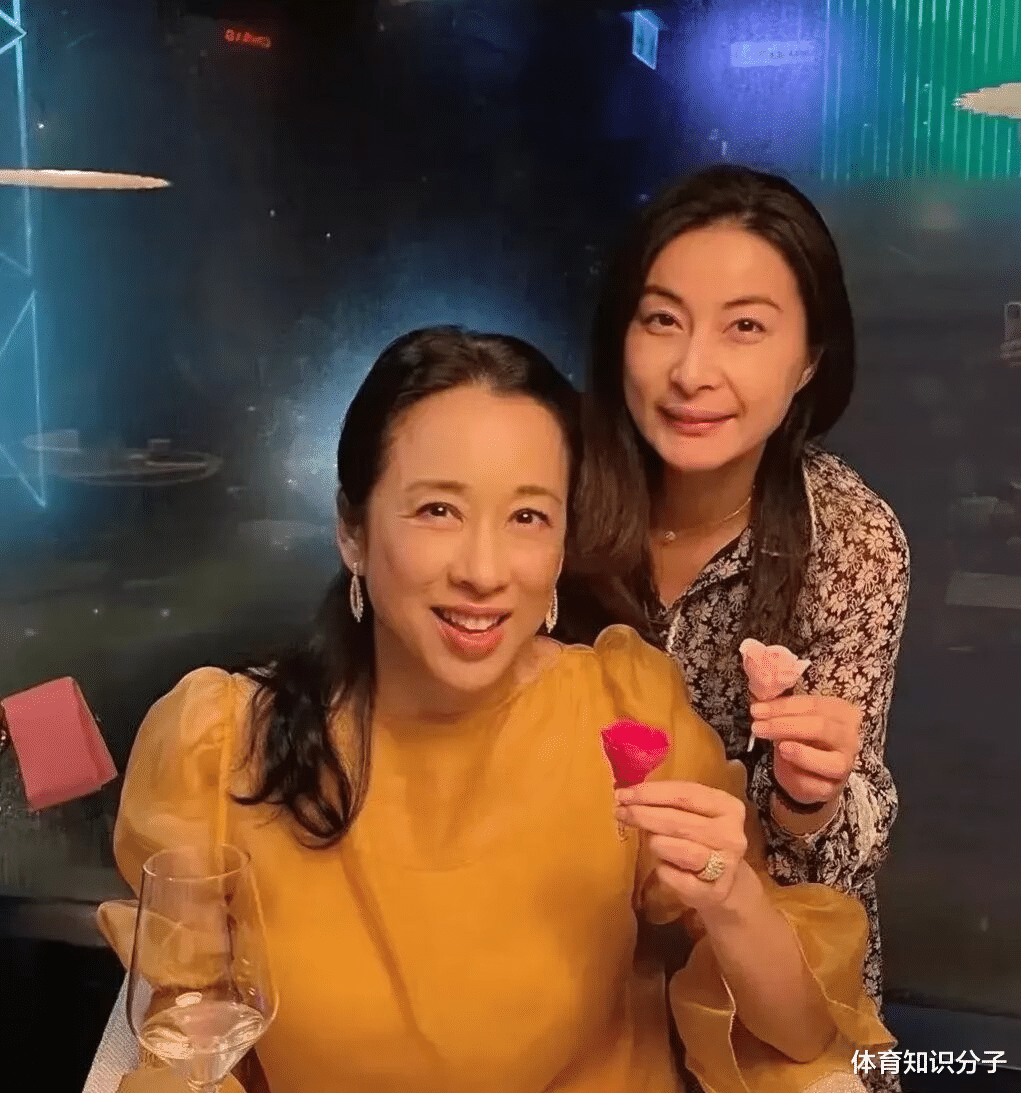 郭晶晶|郭晶晶64岁婆婆保养像少女！被白发富豪搂怀中，与公公分道扬镳