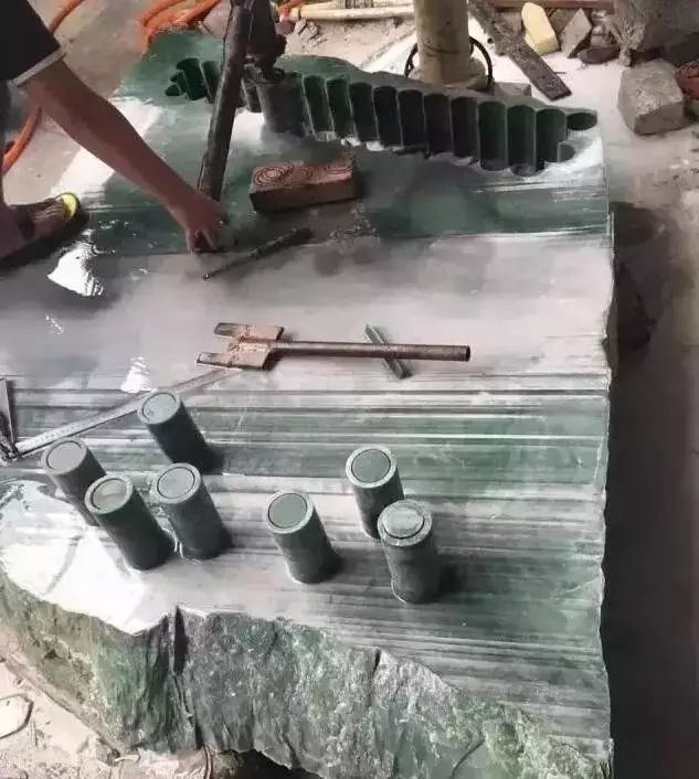 翡翠|一块可以取出70000只手镯重28吨玉石，举世罕见！一言不合就上亿！