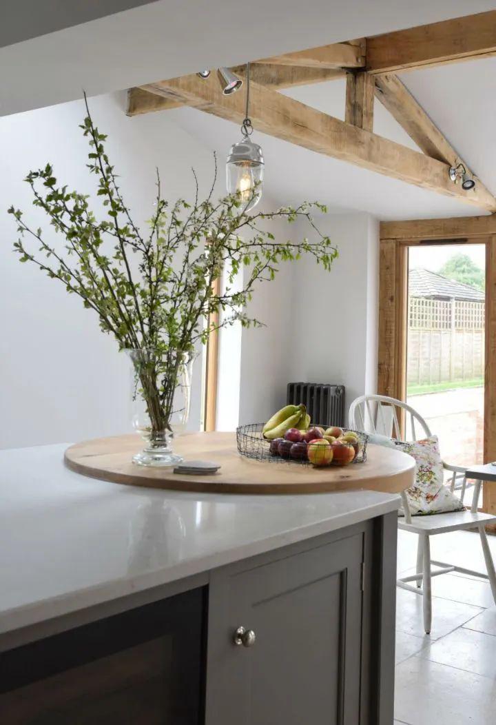 她家装修机智,岛台嵌入圆桌,不是徒有其表,吃饭看书是真实用!