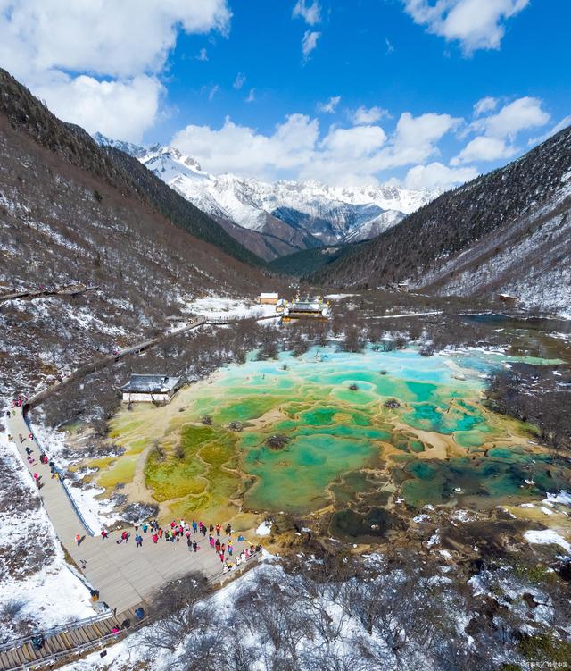 新疆维吾尔自治区|喀纳斯湖，位于新疆维吾尔自治区阿勒泰地区阿尔泰山麓，占地面积1106平方公里，距伊犁州南疆125.3公里