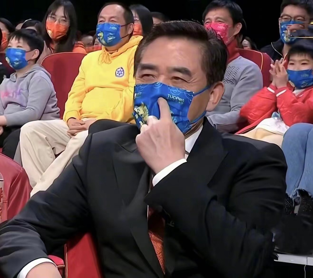 春晚|春晚奇葩出圈合集:马凡舒的敬酒服,张小斐的妆发,谭维维的遮瑕