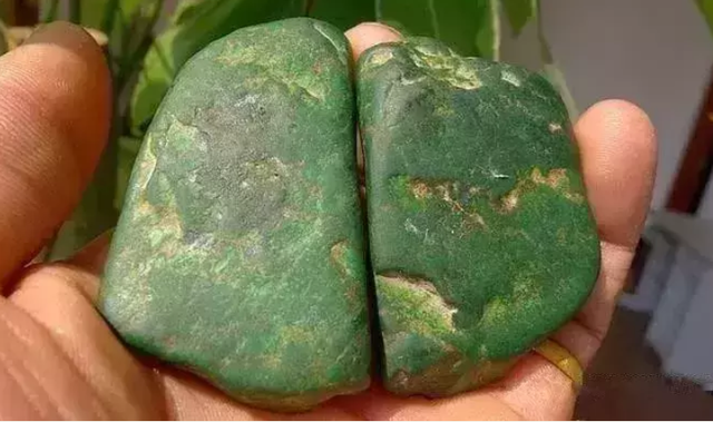 翡翠|1w2买的「帝王绿」翡翠原石，切出来干青种！钱全打水漂了