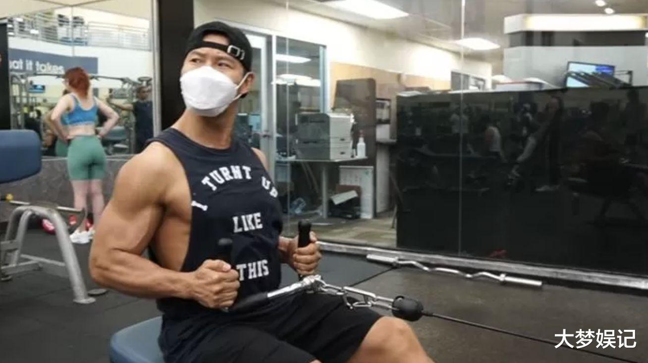 金钟国|赴美也要动起来！金钟国热情教健身：我是歌手，3位黑人问号了