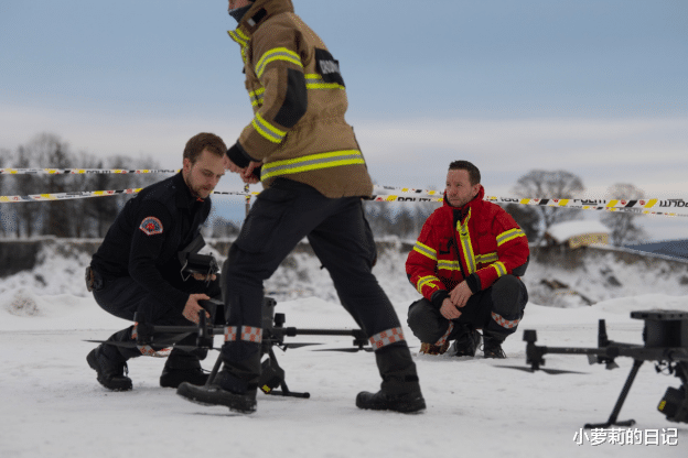 俄军|壕气！俄军武器库曝光，新到大疆无人机堆成山，白宫慌了：乌克兰危险了