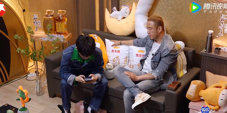 马嘉祺|杨坤兑现承诺，带着马嘉祺玩硬核摇滚，缺少默契有点好笑