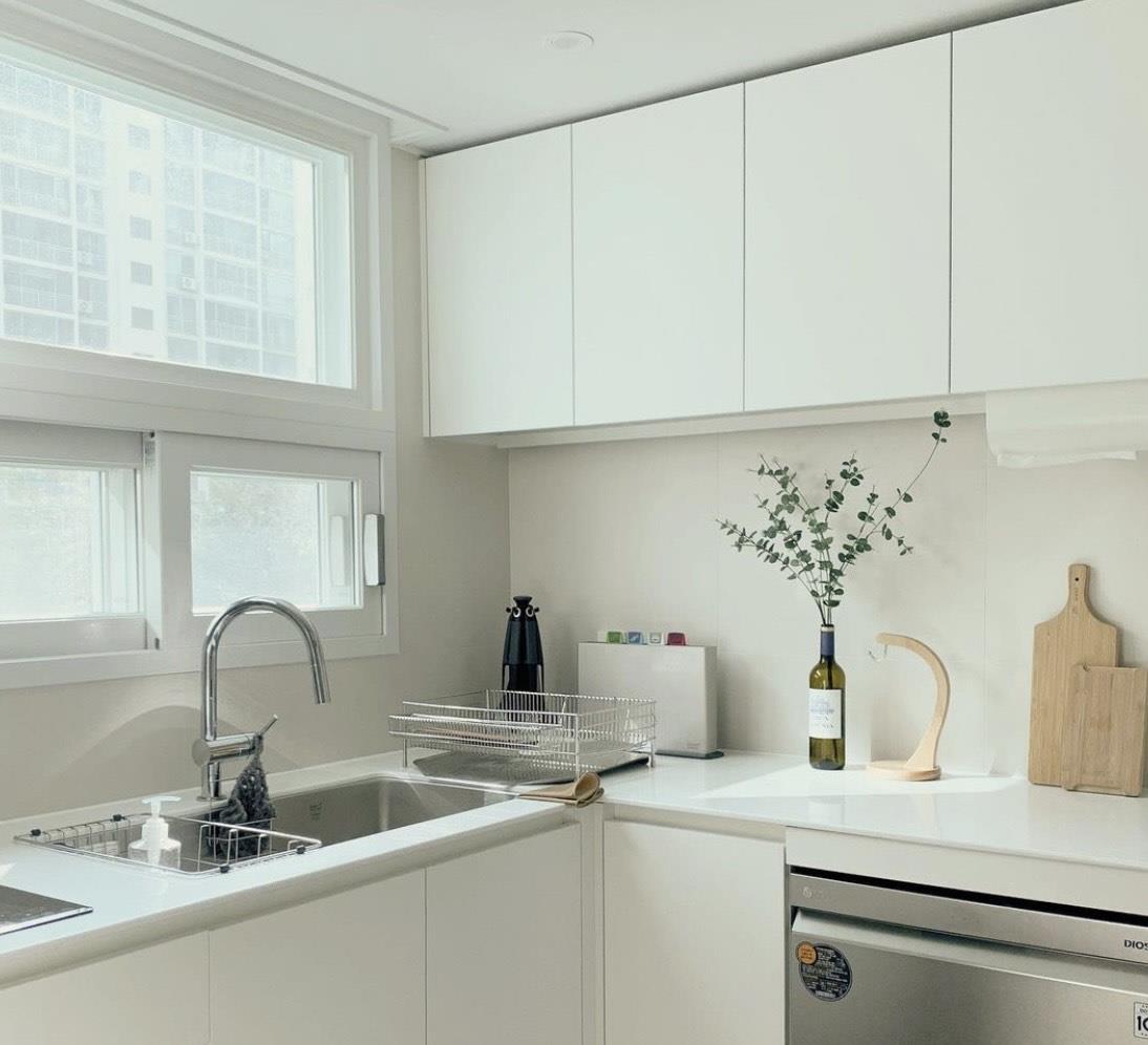 韩国25岁女主坚持“低欲生活”,全屋极简风十足,家居氛围美极了