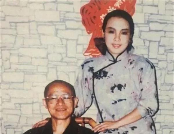 费玉清|费玉清姐姐:19岁出道当艳星,亲手捧红两个弟弟,39岁当尼姑