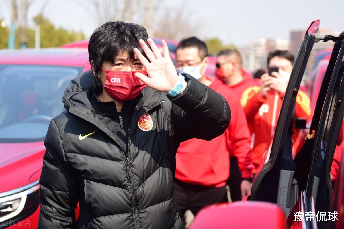 男足|警车护航+20辆中国红商务车助阵！女足再获100万去上海，男足羡慕