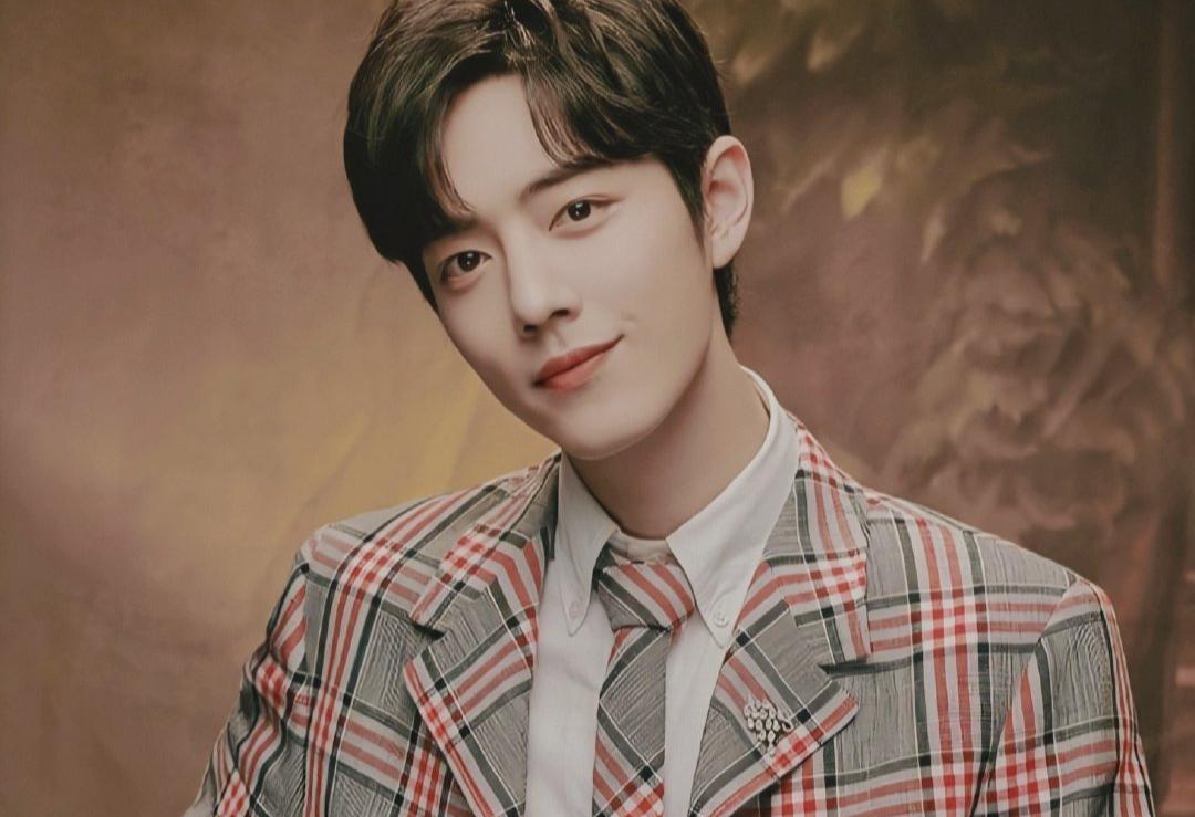 肖战|肖战低调走进《首都师范大学》!明年还参加3场盛典,工作很忙碌