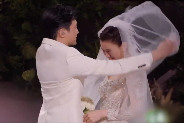 袁咏仪|张智霖袁咏仪在披荆斩棘补办婚礼，送纸戒指甜蜜拥抱亲吻画面感人