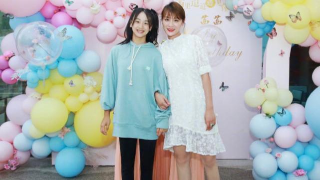 叶一茜|叶一茜晒全家福庆生，与女儿森碟挽着手臂似姐妹，一家颜值都好高