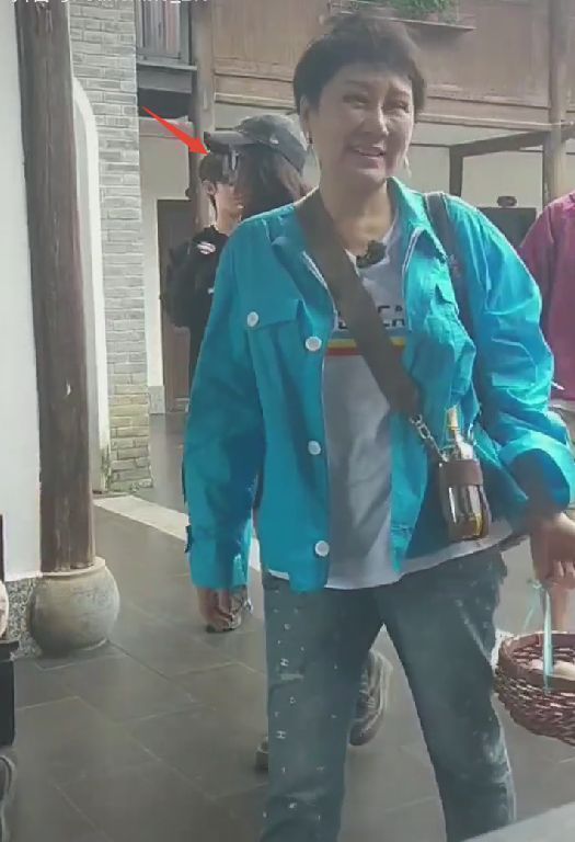 杨幂|《花少4》现身常德，杨幂举动惹争议，不与店家打招呼被指没礼貌