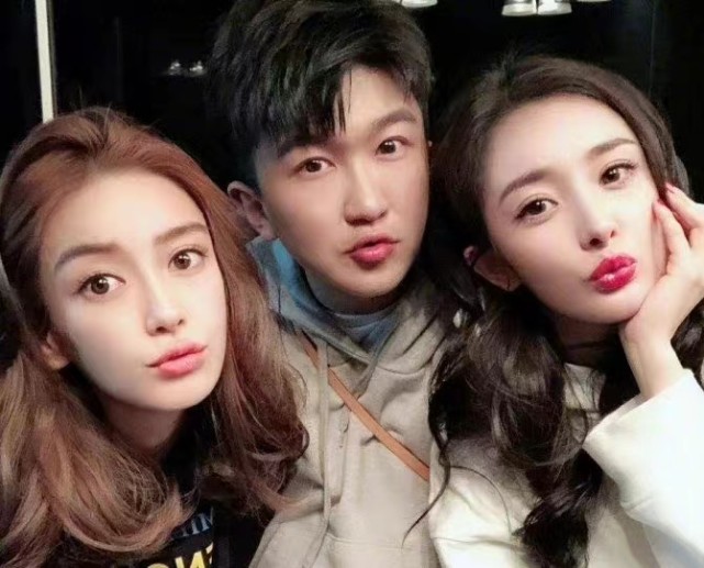 张大大|张大大晒和杨幂的春日出游照，二人坐在野餐垫上比肩拍摄，超有春天的感觉