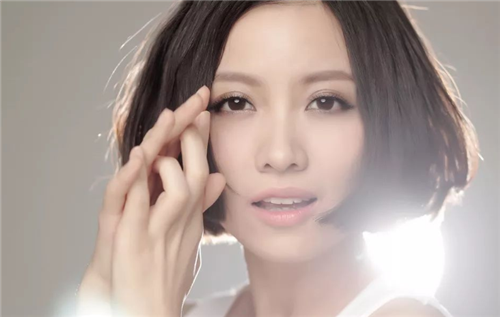 姚贝娜|歌手姚贝娜已去世7年,祭拜者仍络绎不绝,墓前的铜像布满了鲜花