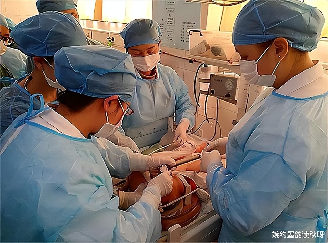 厦门打工孕妇车祸身亡,孩子生生甩出母体,奇迹生还,却还是被奶奶耽误了一生