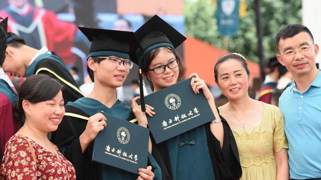 大学|儿子从名牌大学毕业,老两口却强颜欢笑,“没想到他在画大饼”