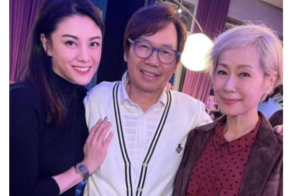 叶童|近日，59岁叶童素颜照曝光！满头白发瘦骨嶙峋，独自吃路边摊惹人心疼不已！