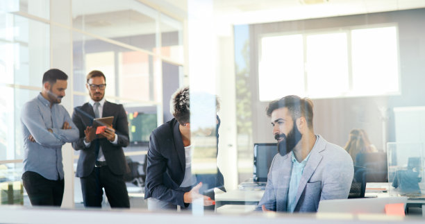 |当领导有欺负同事的时候，我们应该怎么做？