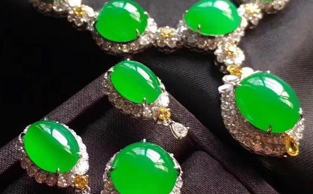 翡翠|翡翠拥有丰富的颜色，并且颜色的变化比较多，要进行仔细的分辨