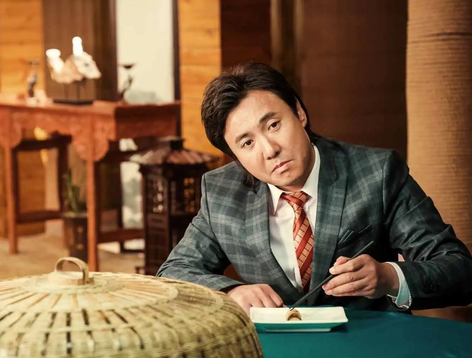 王多鱼|《西虹市首富》讲了个看似皆大欢喜的故事，片中有几个包袱白瞎了